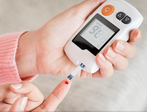 Persona con ropa cómoda dando un paseo tranquilo por una calle soleada